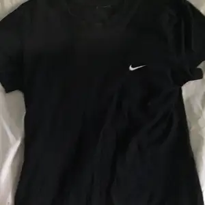 Säljer denna jättefina svarta tröja från Nike säljer då den är för lite för mig, är helt oanvänd, köpte den på second hand så vet tyvärr inte nypriset på den. Hör av er om ni är intresserade!