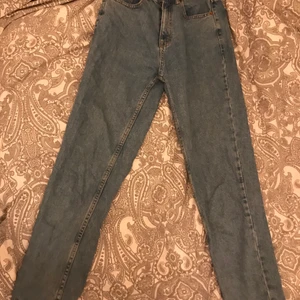 Mom jeans  - Storlek xs. 💵30kr+40kr frakt💵