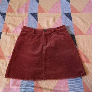 Så snygg orange brun kjol  - Snygg och stretchig kjol i storlek Small! Jag som är 38 kan också ha denna.  Fint skick!! Midja 35cmx2. Längd 40cm. 