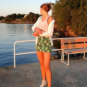 MINISKIRT - Asball vintage miniskirt köpt i Ystad 💫. Stl 34 den är ganska liten på mig men jag har stl 38 i vanliga fall🥰 Kjolen är från Divided och I bra skick! 