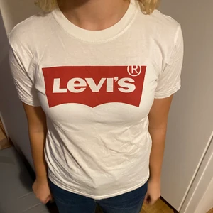 Levis t-shirt - Fin Levis t-shirt som inte går till användning💕