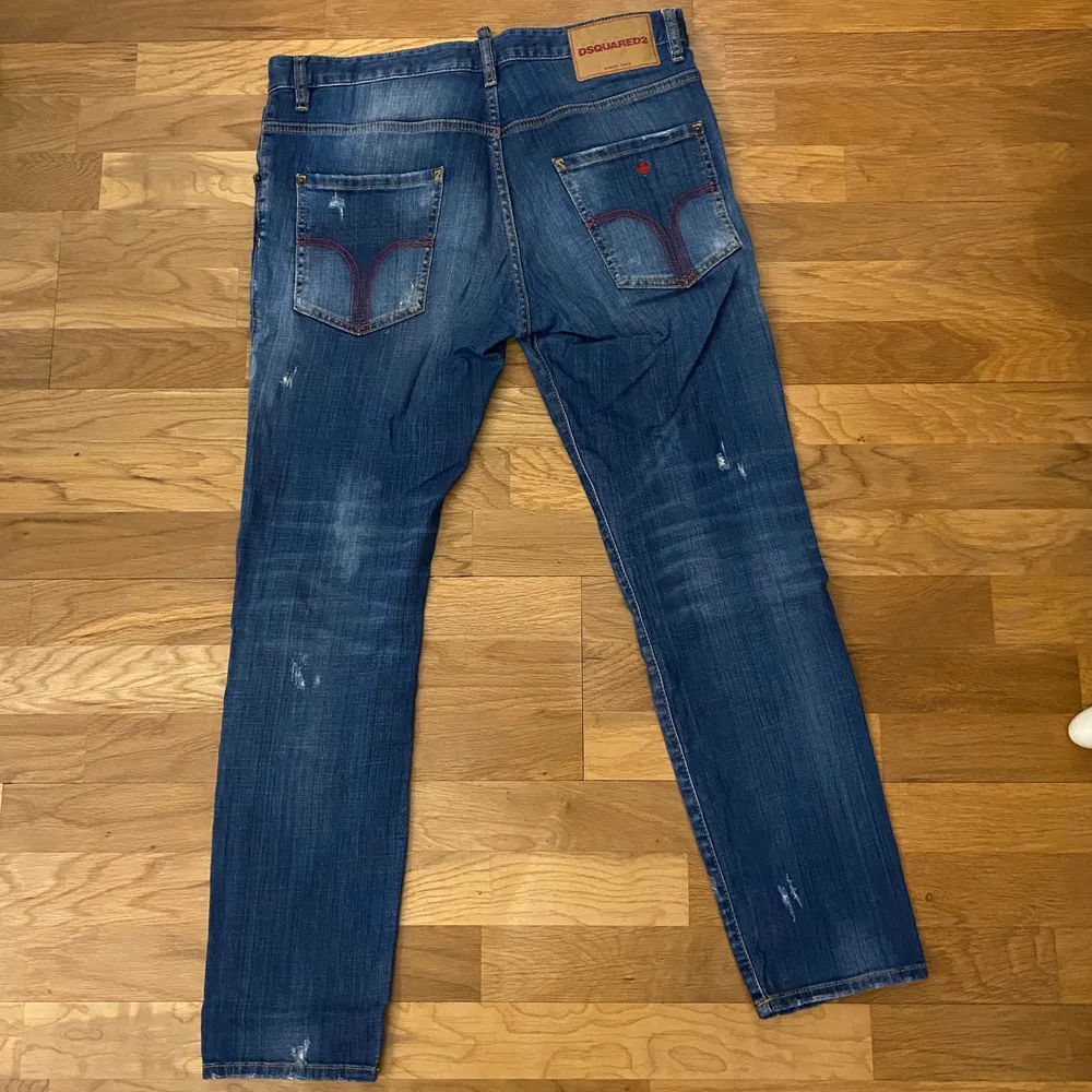 Tja säljer ett par äkta dsquared2 smala jeans. Storlek 50. Köpt från ”Farfetch” har kvar tagg och svart låda med extra knappar i. Har e-kvitto också. Finns inga synliga fel på den. Pris kan diskuteras. skriv för mera info å bilder mm…🤙🏼 ha en bra dag!. Jeans & Byxor.
