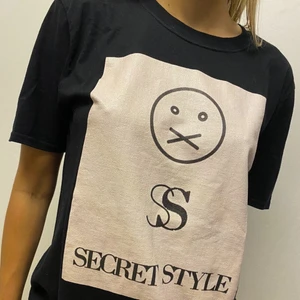 Oversize T-shirt  - ❗️Ej använda klädesplagg❗️ Oversize T-shirt med loggan ”Secret Style”, finns i S, M och L💗