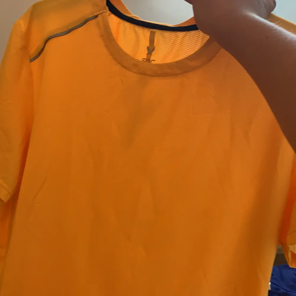 En gul tröja med reflex rand på baksidan . Hoodies.