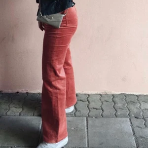 Weekday ace manchesterbyxor  - Vida manchesterbyxor i superfin rosaröd färg i modell Ace från weekday. I fint skick och anledningen till att jag nu säljer de är att de inte längre används. Gylfen är bytt men det är inget som märks. Köparen står för frakt. 