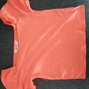 Neon orange, tröja - Knappt använd, endast ett par fåtal gånger.🥰