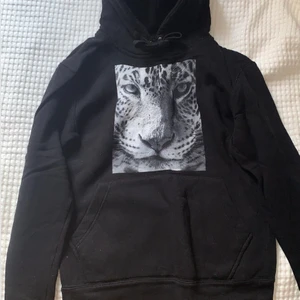 The cool elephant hoodie - Hoodie från the cool elephant med leopard trycket. Bara använd ett fåtal gånger. Vid flera intresserade blir det budgivning 