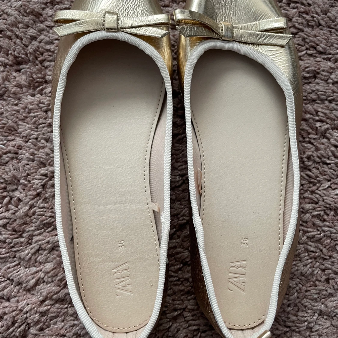 Guldiga ballerinaskor