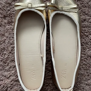 Guldiga ballerinaskor  - Guldiga ballerinaskor 🥿 betalning helts genom swish, mötas eller leverans (leverans + frakt) det är bara att fråga om mera bilder!😀