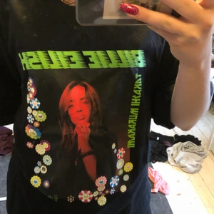Billie eilish merch uniqlo storlek M - Billie eilish merch t-shirt. Fint skick använd ca 2 ggr