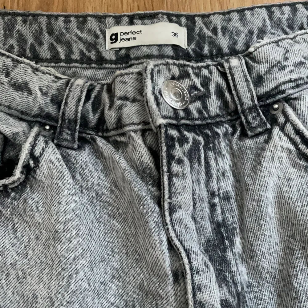 Fina gråa mom jeans från Gina. Har klippt egna hål i dem och dem är i bra skick😊. Jeans & Byxor.
