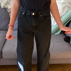 Monki Yoko Jeans Black - Säljer även dessa svarta Yoko Jeans från Monki. I fint skick och säljer för att de blev för små för mig. I storlek 25. Nypris är 400 kr. Köparen står för frakt ⚡️😍