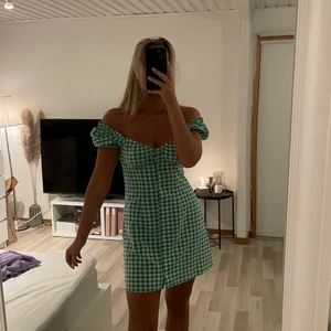Rutig klänning grön/vit - Klänning i princip nyskick💓, är storlek 38 och vanligtvis har jag 36 men fin endå:)