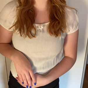 Kappahl - Vitt blus ganska tunt rygg med en liten rosett och tajt midja storlek: 158-165