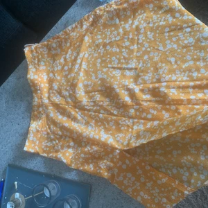 Gul midikjol  - Superfin midikjol i gult mönster med slits och dragkedja i sidan! 150kr💛