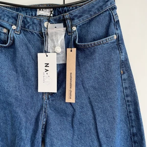 Jeans från NA-KD - Oanvända jeans från NAKD, jag är 175 cm lång och enligt mig är byxorna lite för korta💞 Wide leg!