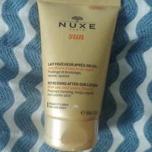 Helt ny after-sun lotion från nuxe - Oöppnad, vegan, 100 ml, den som är 200ml kostar 169 som ny så denna kostar ca 85kr som ny, säljes för 40kr + eventuell frakt. Är en lugnande o fuktgivande after-sun för både ansikte o kropp. Reparerar o återställer balansen i huden. Innehåller mjukgörande o närande ingredienser som gör huden sammetsmjuk o förstärker o förlänger din solbränna. Innehåller bla vattenhyacint som skyddar huden från uttorkning o gör huden smidig o mjuk. "Årets solprodukt 2016" av Swedish Beauty & Cosmetics awards 