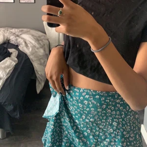 Blommig kjol - Säljer nu min älskade blommiga kjol, så fin och lagom lång, formar sig så fint och är så fint nu på sommaren med lite färg. Pris kan alltid diskuteras och kom privat för frågor 🤎