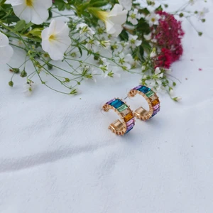 Färgglada örhängen  - Så fina örhängen som är helt magiska med alla regnbågens färger. Super fin detalj till de simplaste outfitsen. 