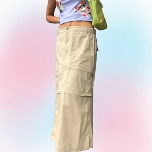 Maxikjol / kortkjol - Maxikjol med avtagbar nedre del med hjälp av dragkedja så den kan användas både lång och kort. Har fläck på nedre delen som syns på bild. Passar bäst en storlek S-M. Följ oss på instagram och kommentera för att få fri frakt 🍬