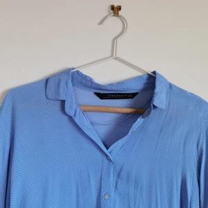 Zara blue dotted blouse - Zara dotted blouse, XS size, very versatile. Great with jeans and sneakers as well as with a more elegant version! Needs ironing, but apart from that perfect condition. I wore it once for a special occasion and now it does not fit me anymore. Shipment included in the price. If bought with other garment shipment both will be shipped together so the price of one garment will be reduced by 66 sek.