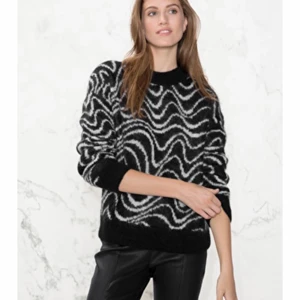 Mohair Sweater från &Other Stories - Sjukt snygg stickad tröja i mohair från &other stories! Fint skick 🖤 JÄTTESNYGG till hösten ! 150kr + frakt! 