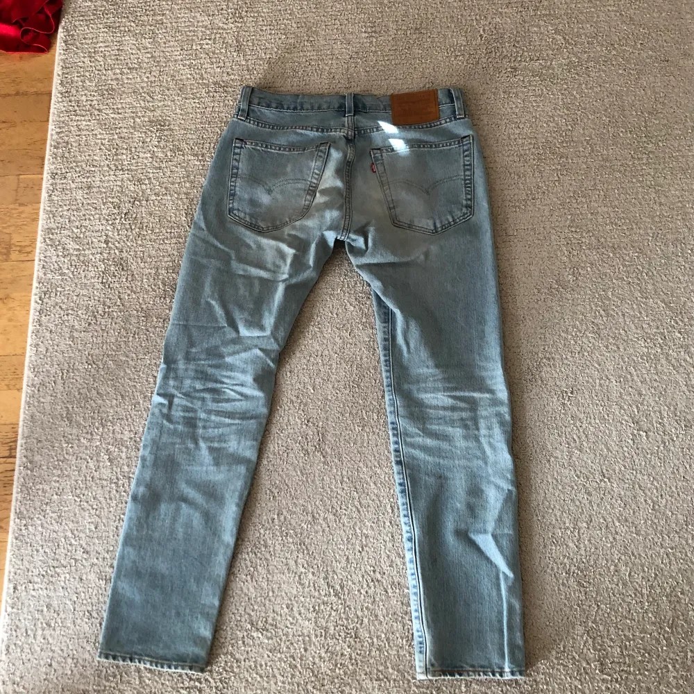 Ett år gamla jeans, men i nyskick då de knappt är använda. Självklart tvättas dom innan de skickas ☺️ 500kr eller högsta budet.. Jeans & Byxor.