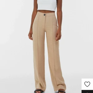 Beiga byxor - Snygga beiga byxor från Zalando, sitter supersnyggt på och är sköna. Använder tyvärr ej och använda en gång. Storlek: 34. Köpare står för frakten!💖🌸