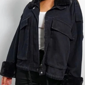 Meotine liknande jacka - Intressekoll på denna jacka från missguided men som liknar den från meotine! Passar perfekt nu till hösten och är i superfint skick. Köpt för cirka 600 kronor men säljer endast vid bra bud. Sista bilden är ej min jacka utan meotine jackan:)