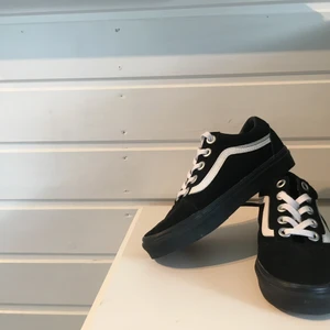 Vans storlek 37 - Säljer ett par vans i storlek 37. Endast använda tre gånger. Säljes pga fel storlek.