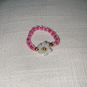 Söt pärlring - 💞Jättesöt rosa pärlring💞 om du önskar annan färg går det att fixa! Du kan skriva till mig och önska färg så skickar jag en bild på ringen☺️