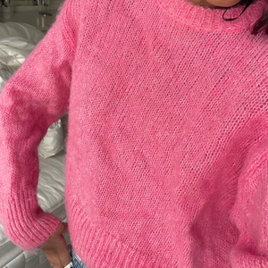 Rosa stickad tröja  - Aldrig använd, köparen står för frakt (66kr) - alpaca ull