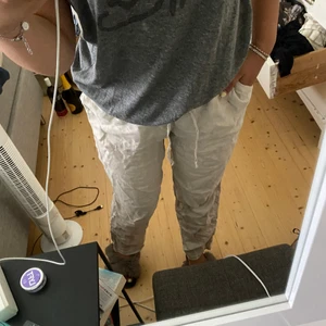 Linnebyxor strl S - Sktisnygga linnebyxor från hm. Långa och raka. Slutsålda och strl S. Knappt använda.