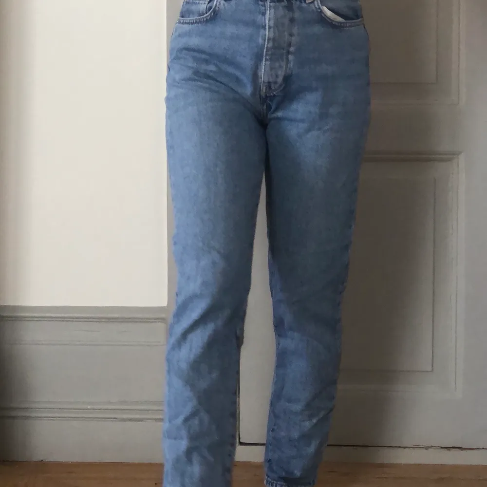 Mom jeans i väl skick, men används inte längre. 300kr + frakt . Jeans & Byxor.