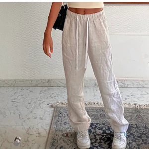 Linnebyxor - Säljer dessa slutsålda linnebyxor från H&M. Dom är helt nya, prislappen är kvar. Storleken är S men passar xs-m beroende på hur man vill att de ska sitta. Bilden är lånad av olivamontel, skriv för mina egna bilder🥰 