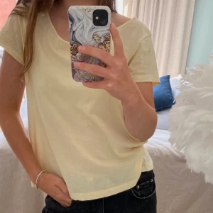 T-shirt från Odd Molly - Ljusgul T-shirt från Odd Molly. Nyskick. Storlek 0 (XS) men passar mig som brukar ha S. 