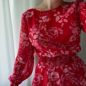 Säljer denna superfina röda klänningen från Gina Tricot, perfekt till sommaren. Har länge varit favorit men kommer inte till användning längre.