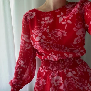 Klänning - Säljer denna superfina röda klänningen från Gina Tricot, perfekt till sommaren. Har länge varit favorit men kommer inte till användning längre.