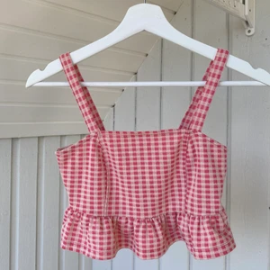 Rutig topp - Sjukt gullig och somrig topp som jag tyvärr behöver sälja då den är för liten. Storlek 36 men skulle påstå att den passar en 36 med mindre bh storlek (a-b kupa) eller en 34. 100kr + frakt. Pris går att diskutera. Skriv privat för frågor eller flera bilder 💞✨