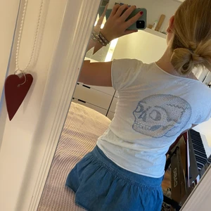 Zadig t shirt - Så så cool och unik zadig tröja med en dödskalle av glitterpluppar i olika färger!!💕😍 Köpte denna tröja 2019 så den finns inte längre att köpa. Nypris är ungefär 1100kr om jag minns rätt Många glitterpluppar har tyvärr ramlat av och det är dessvärre även några hål på framsidan. Köparen står för frakt