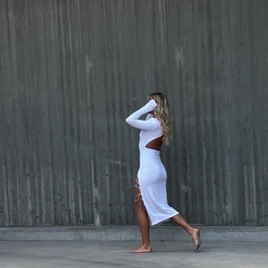 Klänning  - Drömklänningen som sitter perfekt! Öppen i ryggen och snörad slits där fram 🤍 i jättebra material och kvalite 