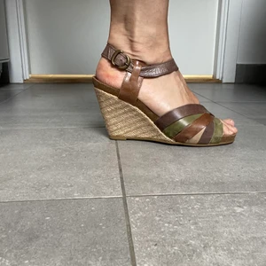 Zara skor  - Fina sandaler i kilklack strl 38. 