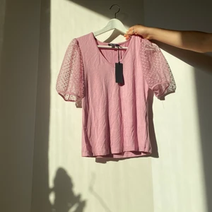 Oanvänd tshirt! - Aldrig använd med prislappen kvar! Möts på söder annars står köparen för frakt på 45kr ❤️