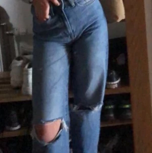Jeans från lager157 - Fina jeans som bara är använda 3 gånger, säljer dom pågrund utav att dom inte kommer till användning. Dom är xxs men sitter även bra på någon som har xs. Köparen står för frakten på 66kr, köpta för 350kr och säljs för 150kr+ frakten på 66kr, och jag är 160cm lång och dom passar perfekt.💕😊