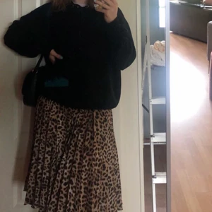Leopard-kjol - Säljer min älskade kjol från Zara, som jag tyvärr växt ut:( Den sitter superfint och skönt, har varit en stor favorit hos mig. Storlek S. Frakt tillkommer💕