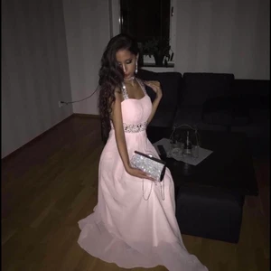 Bal/fest klänning  - Använd endast vid ett tillfälle så den är i bra skick.             Priset kan diskuteras, man kan även justera banden där bak. 