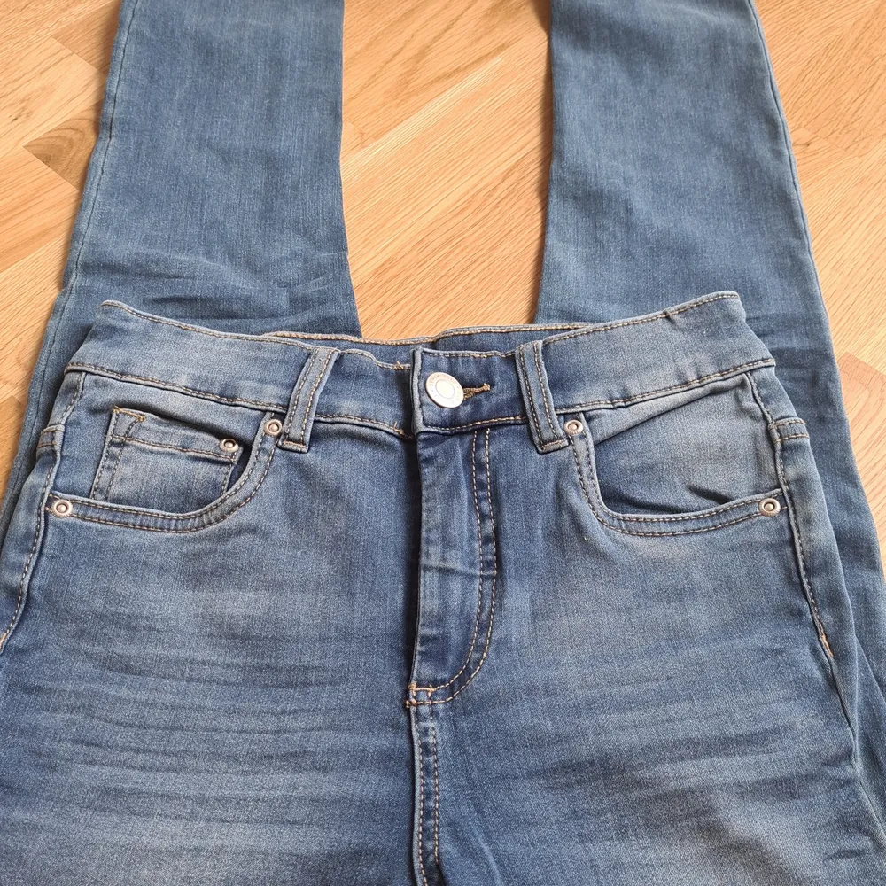 Ett par ljusblåa, stretchiga jeans i modell 'Stella' från Kappahl. Helt oanvända så i nyskick! Köparen står för frakten.. Jeans & Byxor.