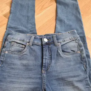 Ett par ljusblåa, stretchiga jeans i modell 'Stella' från Kappahl. Helt oanvända så i nyskick! Köparen står för frakten.