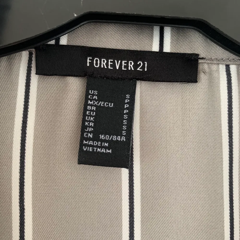 T-shirt med knyte, från Forever21(USA). Strl S, säljs för 80kr! Frakt tillkommer. T-shirts.