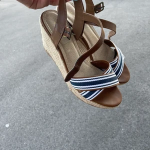 Kilklack i stolek 41 - Härliga sommarskor i blått och brunt. Passar perfekt till sommarens alla tillfällen. När jag köpte dessa skor va jag intresserad av högklackat men de intresset har minskat och där av säljer jag dom.                                  Köparen betalar frakten!